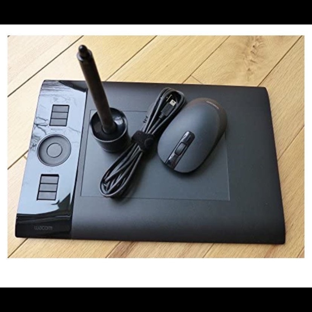 Retl$400 Wacom Black Graphics Tablet with Pen and Mouse